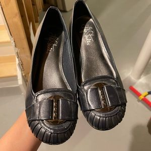 Womans Life Stride shoes -like new- never worn- comfortable